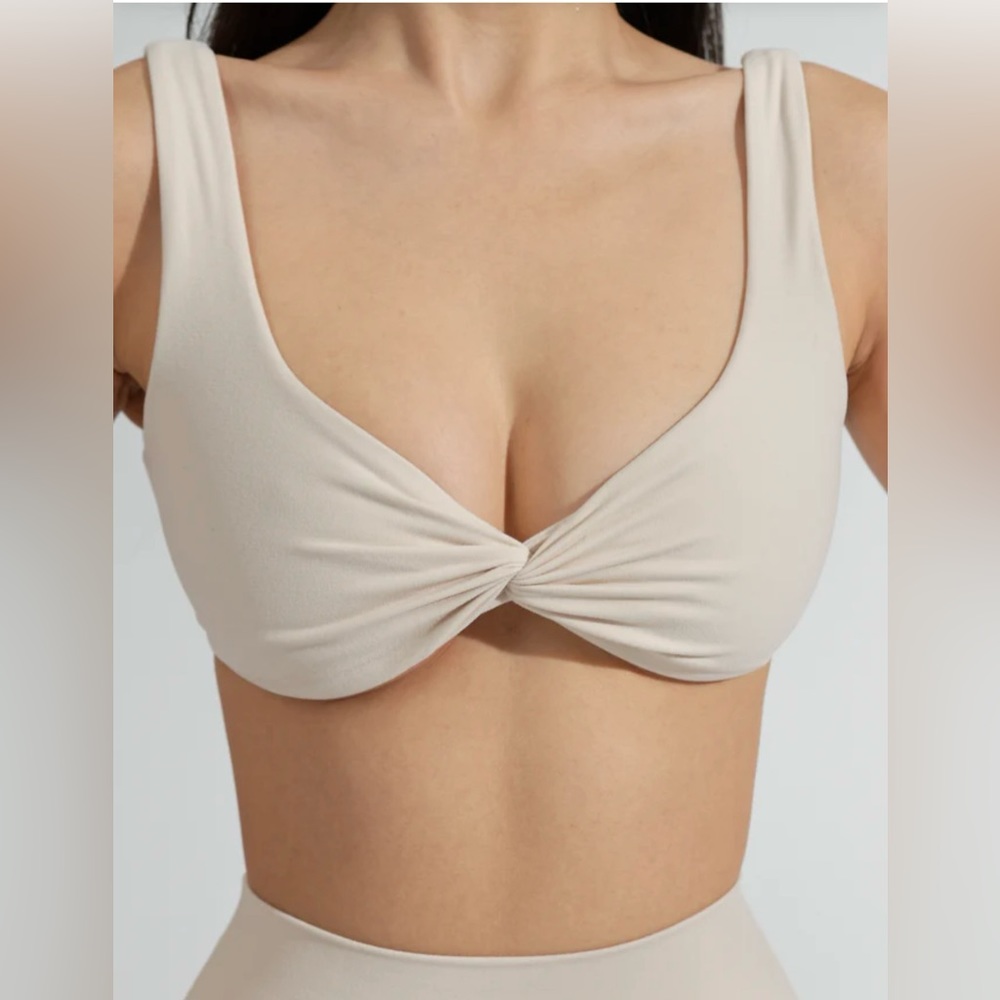 BuffBunny Twisted Sports Bra
Stardust L